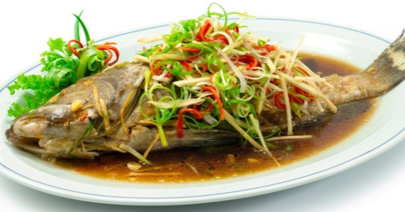 Đĩa cá bống mú hấp hồng kông thơm ngon, trình bày đẹp mắt.